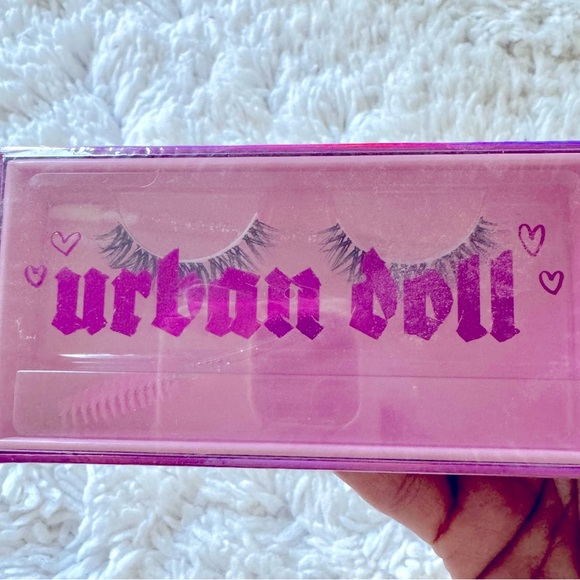 Lashes - Picture 3 of 5